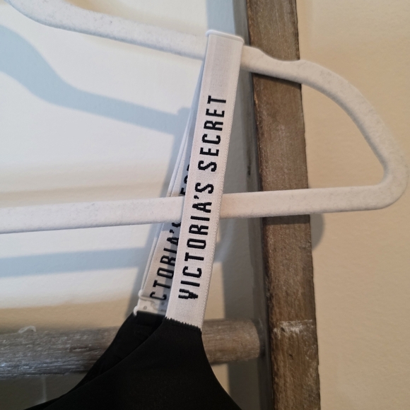 ⭐️40% Off⭐️ Victoria's Secret T-shirt Lightly Lined Demi - Picture 6 of 13